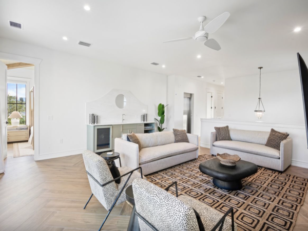 Custom Luxury Home 7 minute walk to beach and South Village